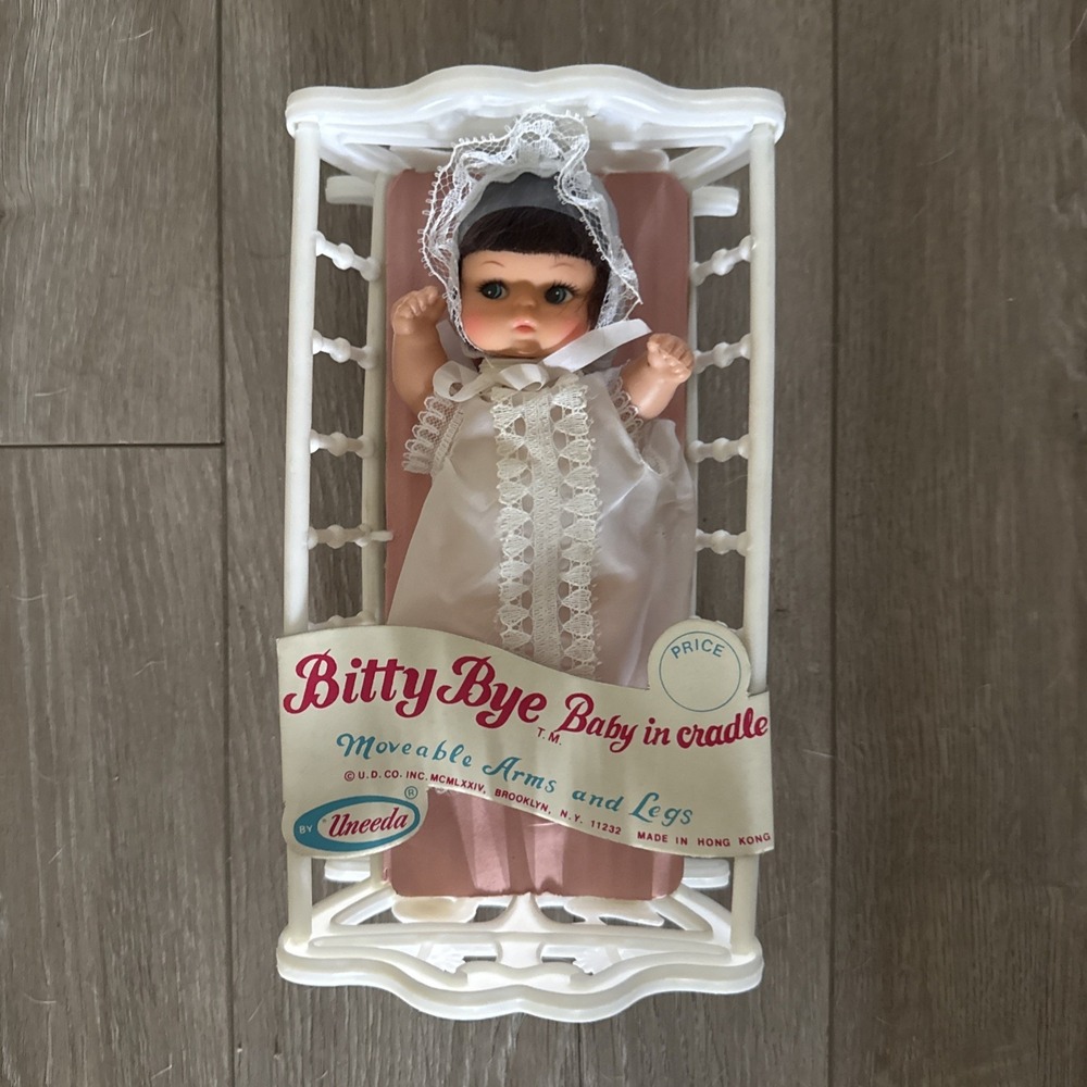 ULTRA‎ RARE VINTAGE UNEEDA 1974 BIG EYES DOLL " BITTY BYE BABY IN CRADLE " NEW